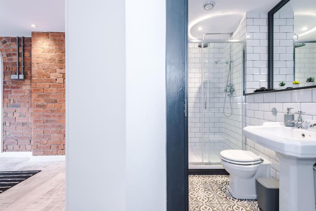 Luxury Oversized Apartment With Signature Bathroom Leeds  Exteriör bild